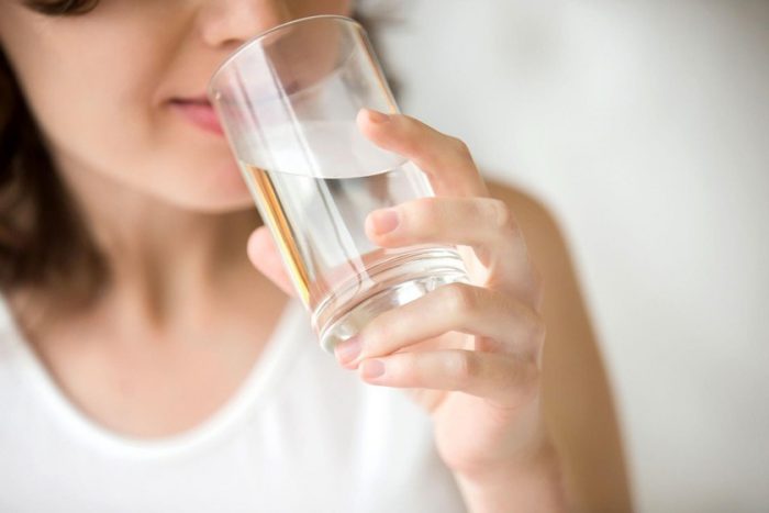 Uống nhiều nước để giảm đau bụng kinh an toàn
